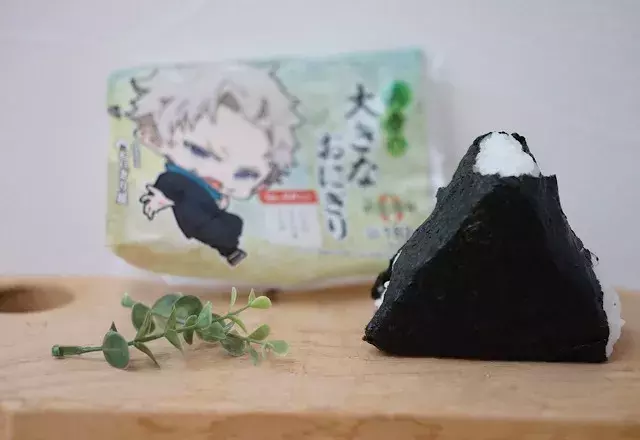 発売初日はすでに売り切れ 具材が3種類も ローソン新作 狗巻の大きなおにぎり が大優勝すぎた ローリエプレス