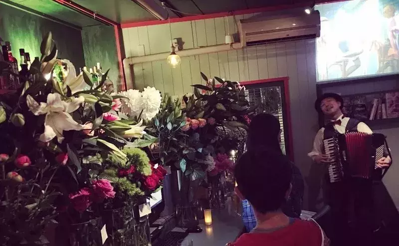 昼は花屋 夜はバー ちょっと珍しい下北沢のお花屋さん ローリエプレス 昼は花屋 夜はバー ちょっと珍しい下北沢のお花屋さん ローリエプレス