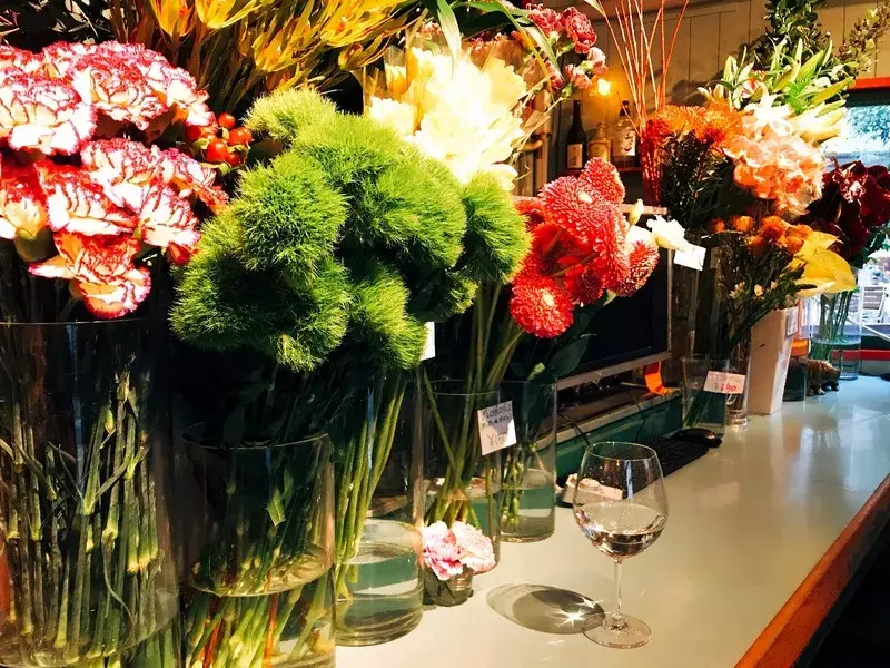 昼は花屋 夜はバー ちょっと珍しい下北沢のお花屋さん ローリエプレス 昼は花屋 夜はバー ちょっと珍しい下北沢のお花屋さん ローリエプレス