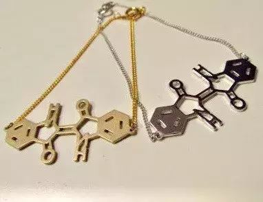 あの物質がネックレスに 化学の うつくしさ を教えてくれるアクセサリー ローリエプレス