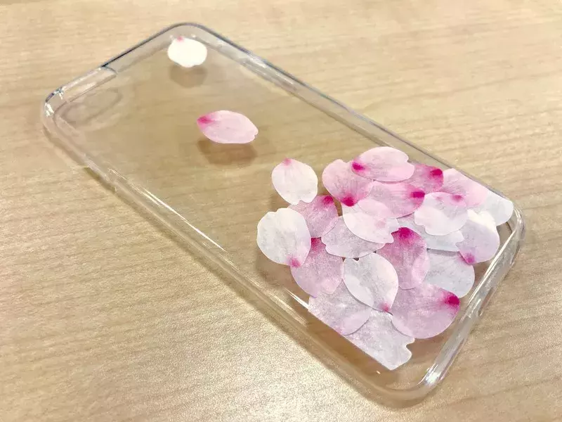 不器用だってハンドメイド レジンとマステで押し花風のスマホケースを作ってみた ローリエプレス