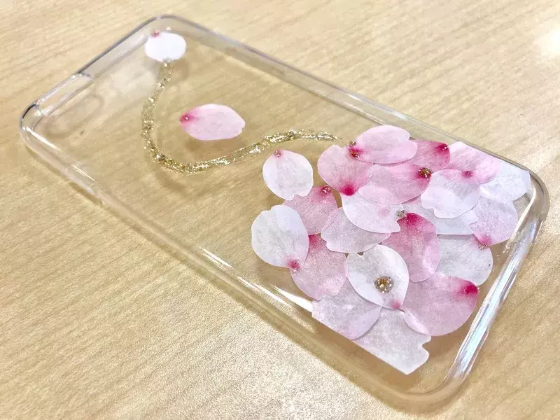 不器用だってハンドメイド レジンとマステで押し花風のスマホケースを作ってみた ローリエプレス