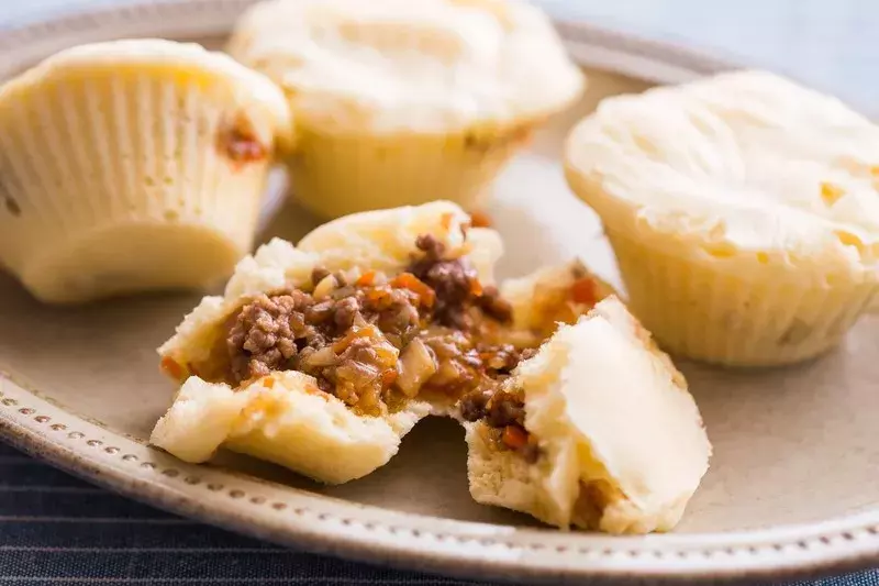 ほりえさちこのすぐ楽レシピ 28 電子レンジで1分間加熱するだけ 熱々ジューシー 肉まん風レンジ蒸しパン ローリエプレス