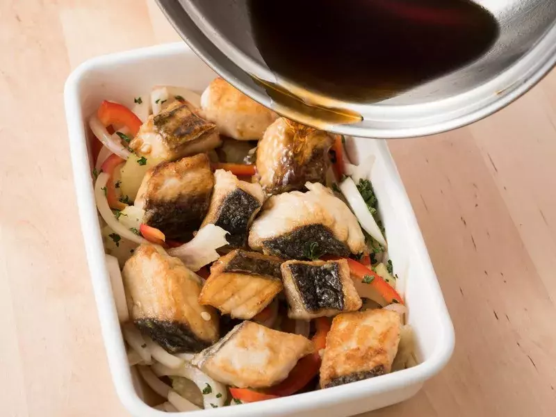 今井亮のお弁当おかずレシピ 甘酢のおかげで魚臭さなし 鰆の南蛮漬け ローリエプレス