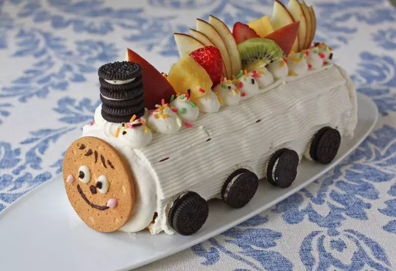 ママ必見 ロールケーキでとってもかわいい電車ケーキを作ってみませんか ローリエプレス