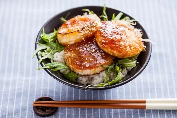 今日のごはん フライパンで簡単ごちそう丼 タマネギのお酢焼き丼 19 01 03 ローリエプレス