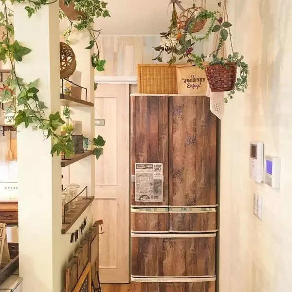 Diy 冷蔵庫をリメイクして生活感のないオシャレなキッチンに 簡単おすすめアイデアをご紹介 ローリエプレス