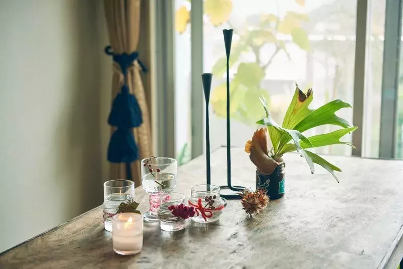 毛糸を巻くだけ 簡単 おしゃれグラスホルダーを作ろう インテリアスタイリストさかのさん流 3ステップ季節の飾り ローリエプレス