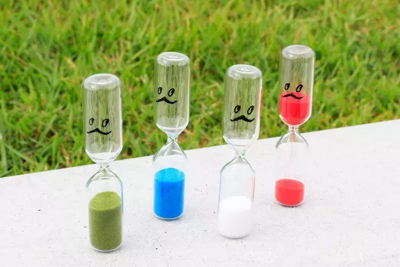 私 すなだときお と申します カラフルで小さなおじさんの正体は手づくりキュートな砂時計 ローリエプレス