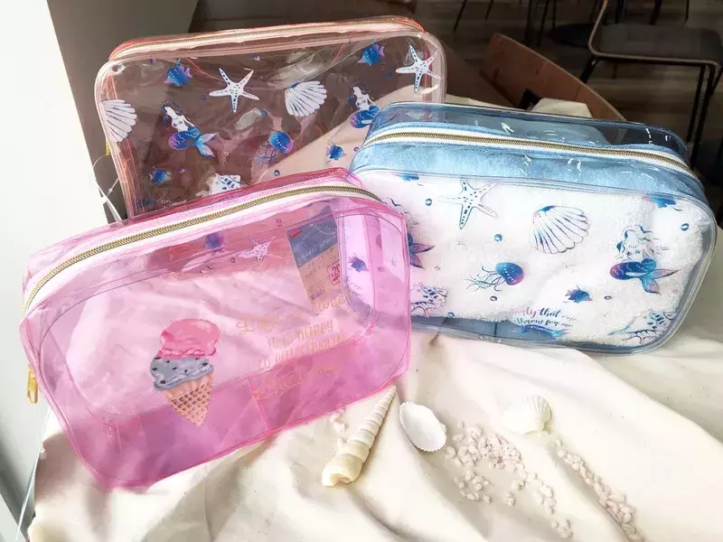 ダイソー ゴールドのファスナーがかわいい 夏柄ビニールポーチ ローリエプレス