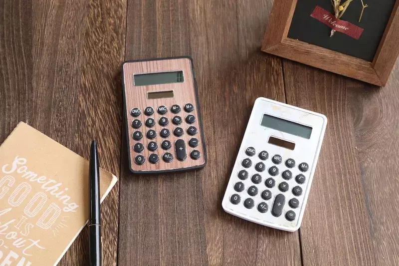 ダイソー あえて 電卓 を使いたい 柄も配色も高見えな プリント電卓 がおしゃれすぎて隙ナシ ローリエプレス ダイソー あえて 電卓 を使いたい 柄も配色も高見えな プリント電卓 がおしゃれすぎて隙ナシ ローリエプレス