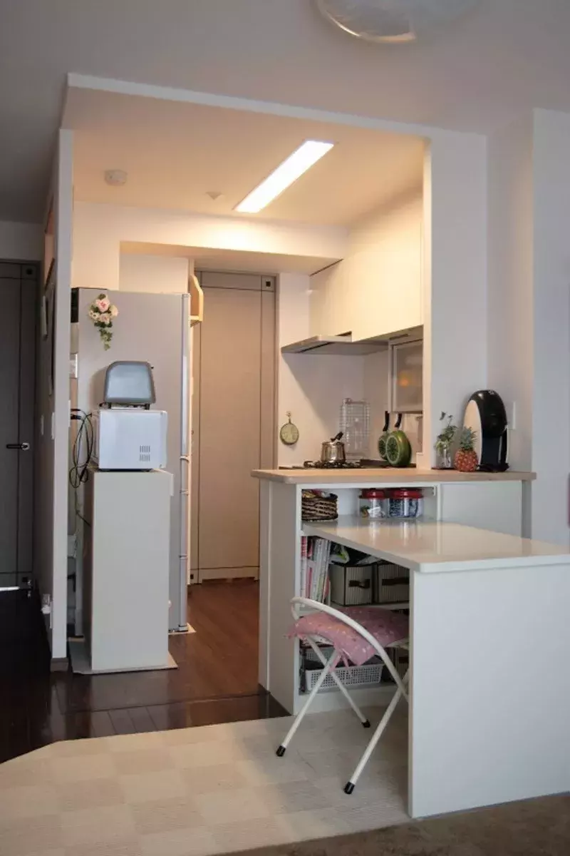 簡単diy 丸見えキッチン対策 パネルシステムを使ってリビングとの間仕切りカウンター棚を作りました ローリエプレス