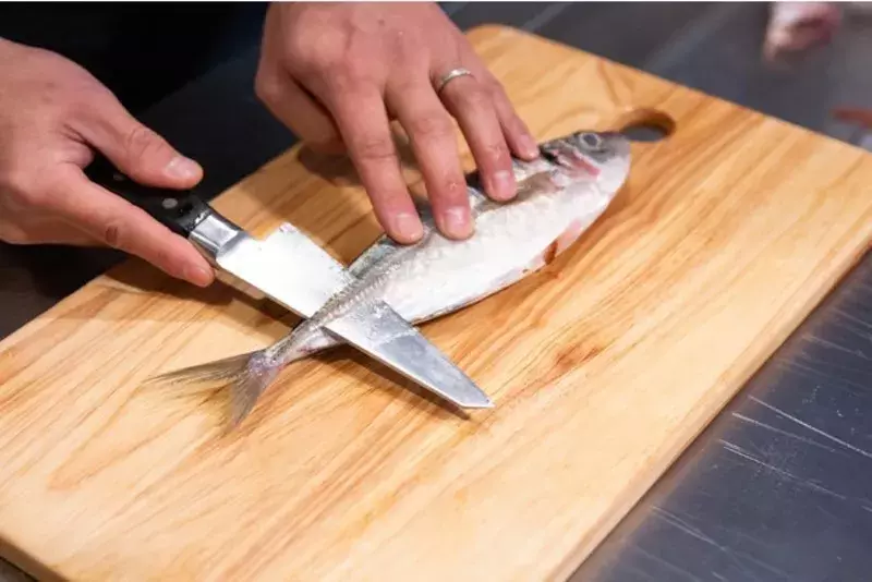 魚捌きに究極の1本を 出刃 柳刃をひとつの包丁で Makuakeにて先行発売スタート 燕三条よりお届け ローリエプレス