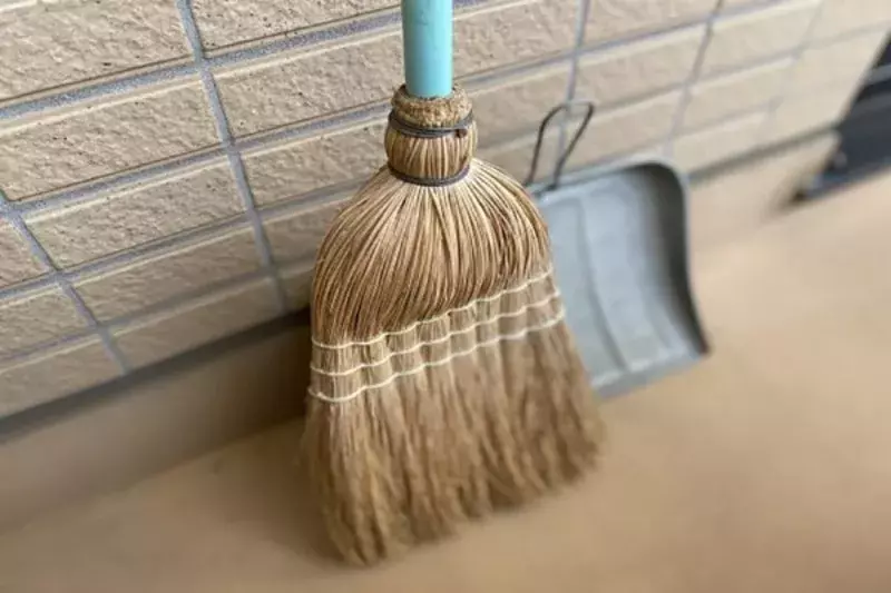 ベランダ掃除に100均で手に入るアレが便利 道具も洗剤も揃えよう ローリエプレス