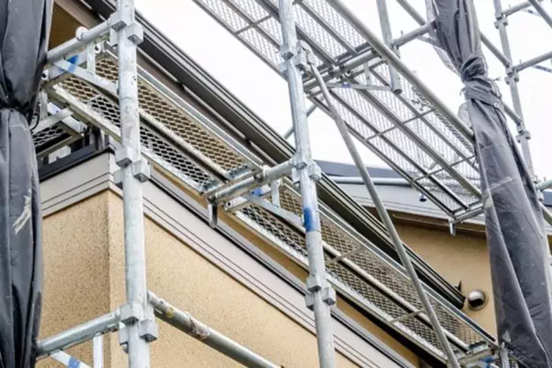 屋根掃除って必要 業者の費用相場と見積もり時のチェックポイントは ローリエプレス