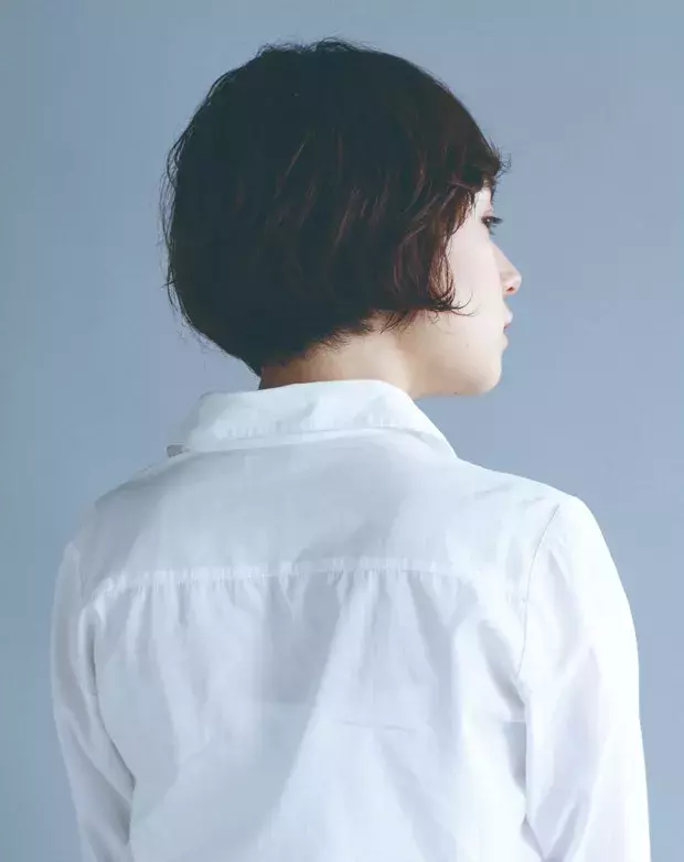 耳かけヘアで知的な印象に 重軽シルエットで作る美人ショートボブ ローリエプレス