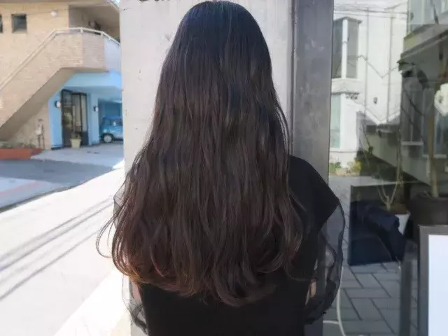 髪のオレンジや赤みを消して 綺麗な透明感ある髪色へ ローリエプレス