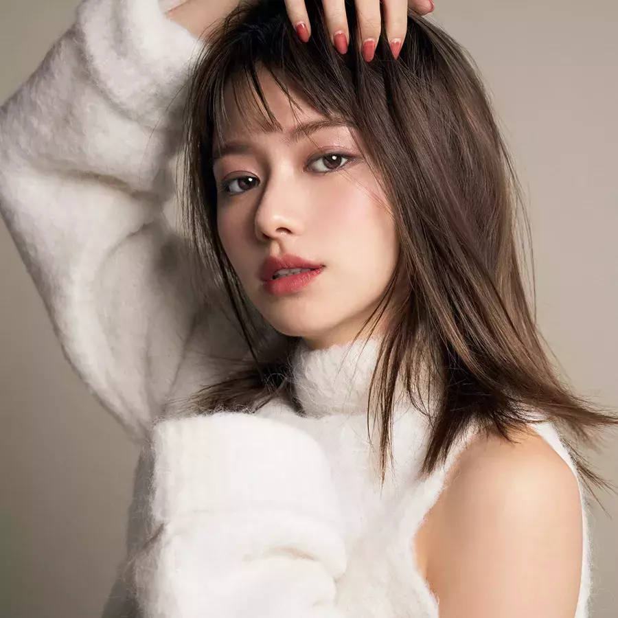 山本舞香がヘビロテの赤リップ 今 気になるのは肌なじみ抜群の透け赤ニュアンス ローリエプレス