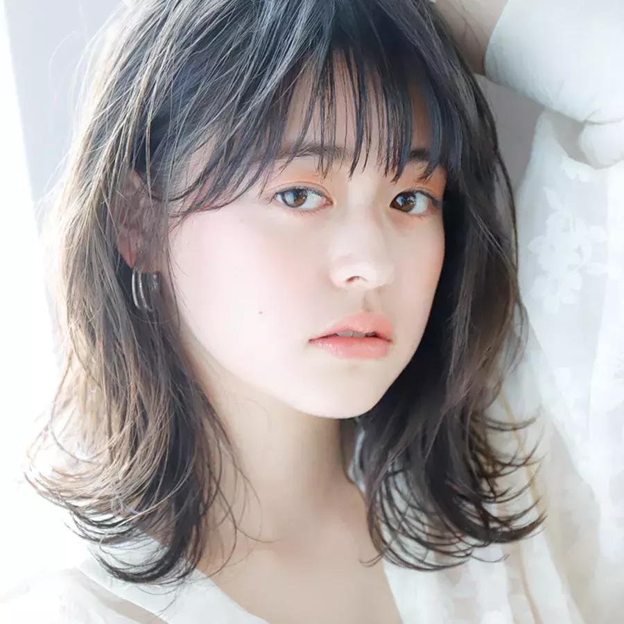 小顔効果も シースルーバングと外ハネカールで 定番ミディアムを夏顔にアップデート ローリエプレス