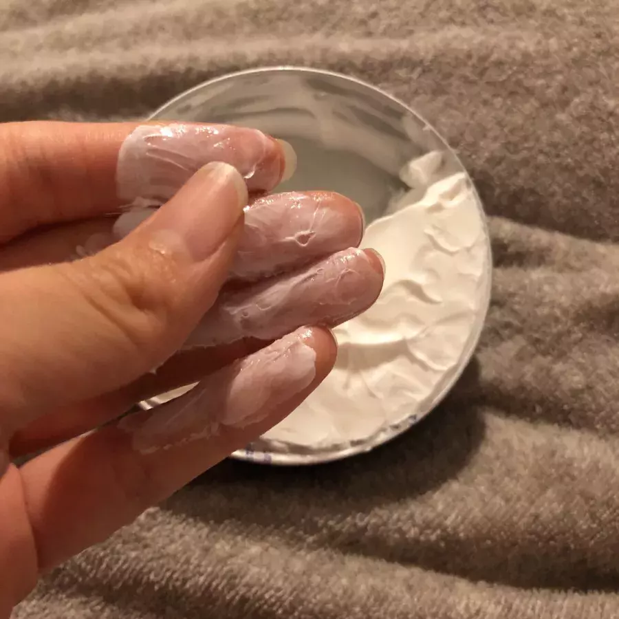 大人気のニベア青缶 使いきれない時どうしてる 保湿だけじゃない オススメ使い方ランキング ローリエプレス