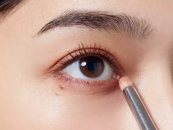 赤みメイクにおすすめのアイシャドウ 女っぽさを高める赤みアイパレットのメイクテクまとめ ローリエプレス