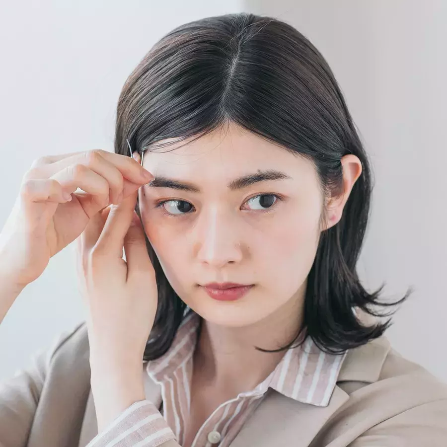 ユニクロ 似合うヘアアレンジ ジャケットスタイルには ウエットなダウンヘアでキリッとデキる女風に ローリエプレス