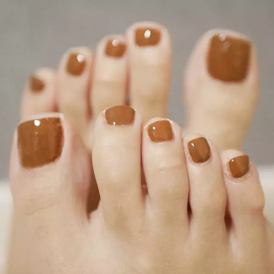 秋ネイル 赤みブラウンのワンカラーペディキュア シンプルにキラキラでひと手間プラス ローリエプレス 秋ネイル 赤みブラウンのワンカラーペディキュア シンプルにキラキラでひと手間プラス ローリエプレス