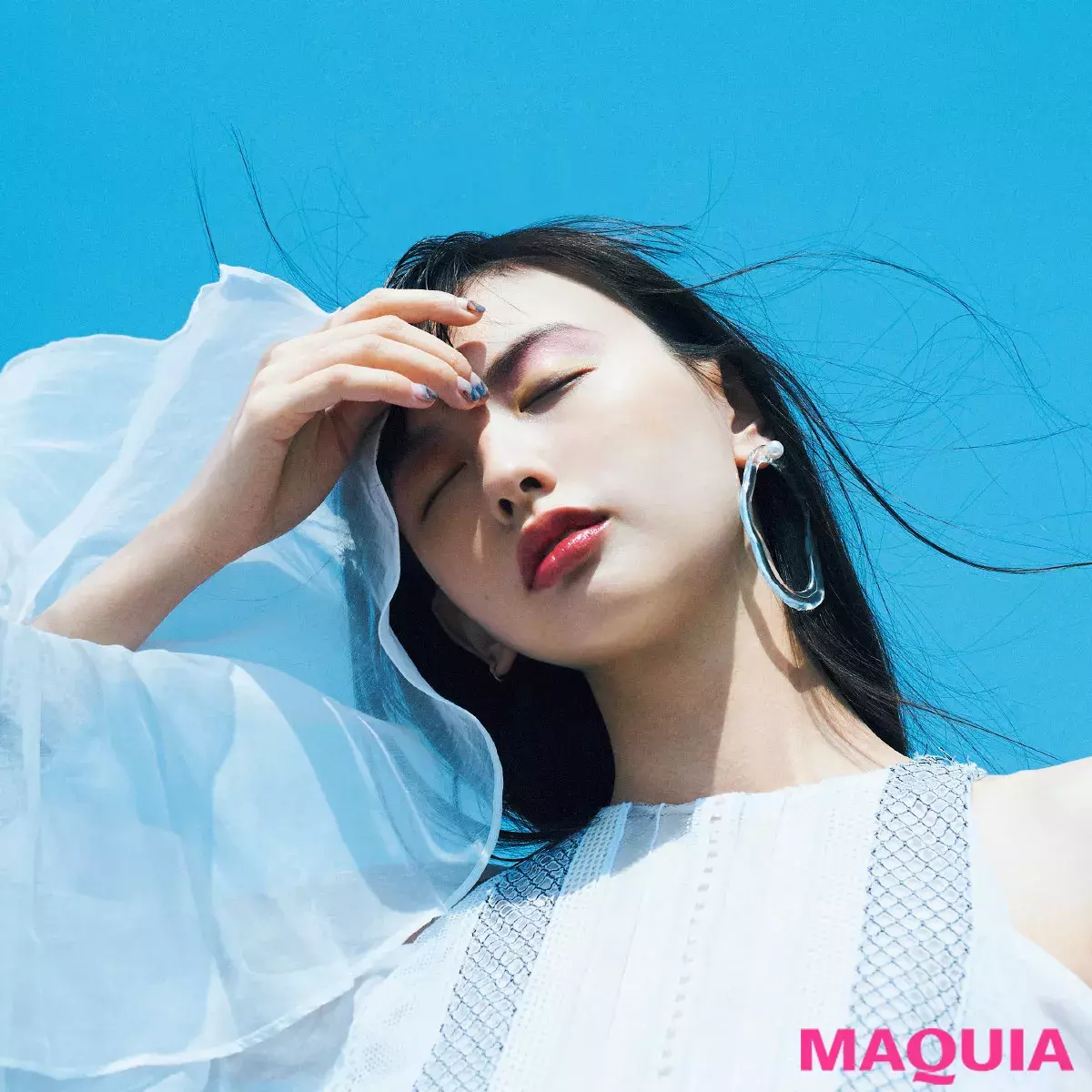 鈴木えみさんの夏メイクは ラベンダー がキーカラー 青空に映えるメイクセッション ローリエプレス