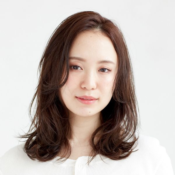 【2020年最新】セミロングの髪型・ヘアスタイル20選 かわいいも大人っぽいも叶う！ 前髪あり・なし別おすすめヘアまとめ ローリエプレス