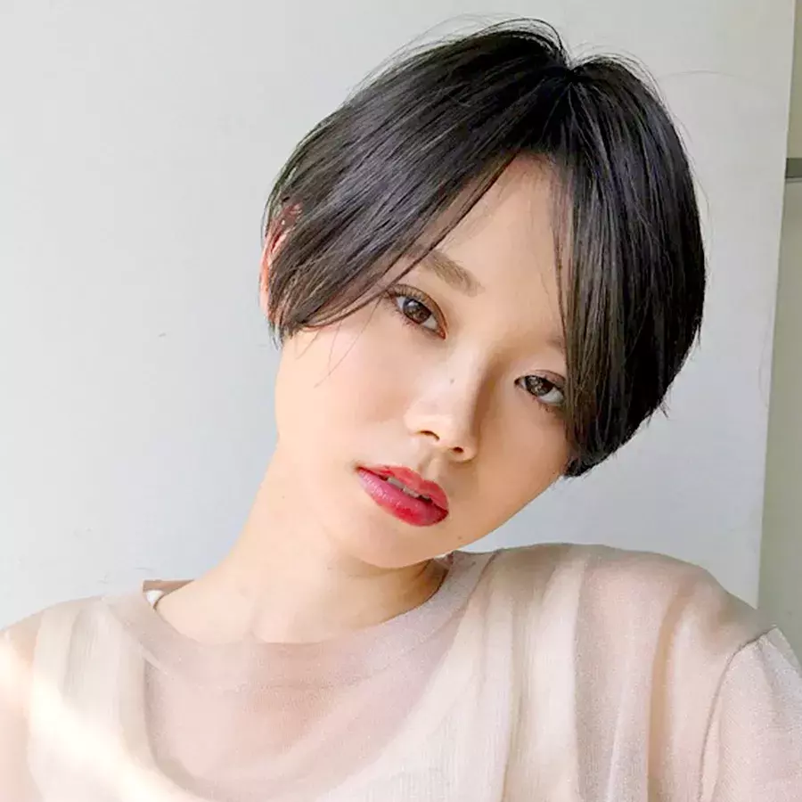 ノンパーマ 暗髪がクール 大人に似合うストレートショートヘア ローリエプレス