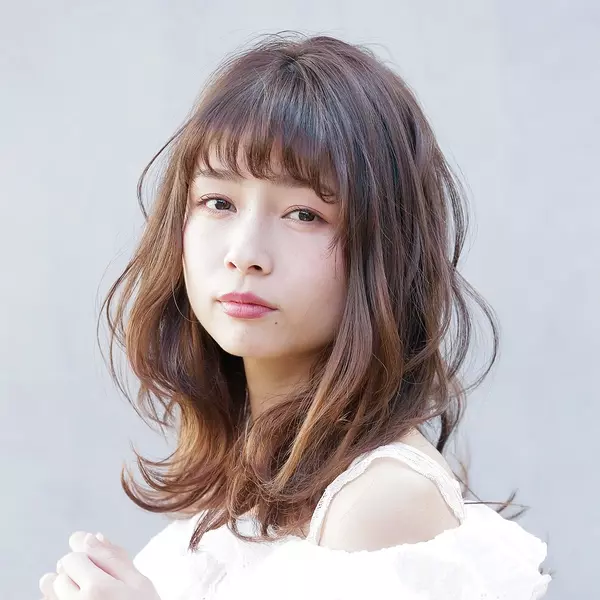 ゆるっと ふわっと軽やかなフェミニンウェーブで印象的なセミロングに ローリエプレス