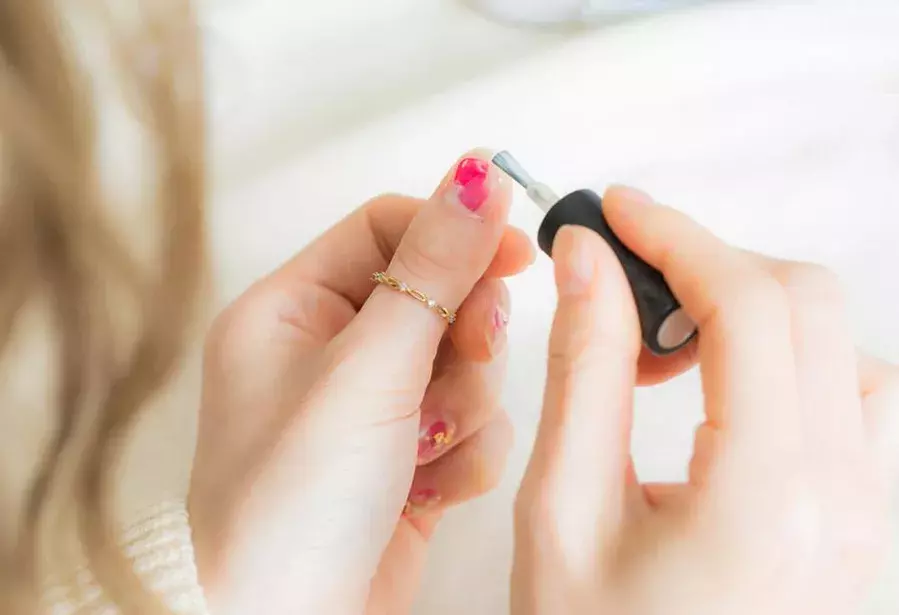 セルフジェルネイルのやり方 ちょこん とのせて さりげなくかわいい 金箔ネイル ローリエプレス