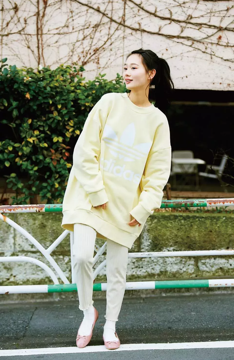 明日のコーデ 脱 甘すぎ パステルカラーはカジュアルに着るのが可愛い ローリエプレス