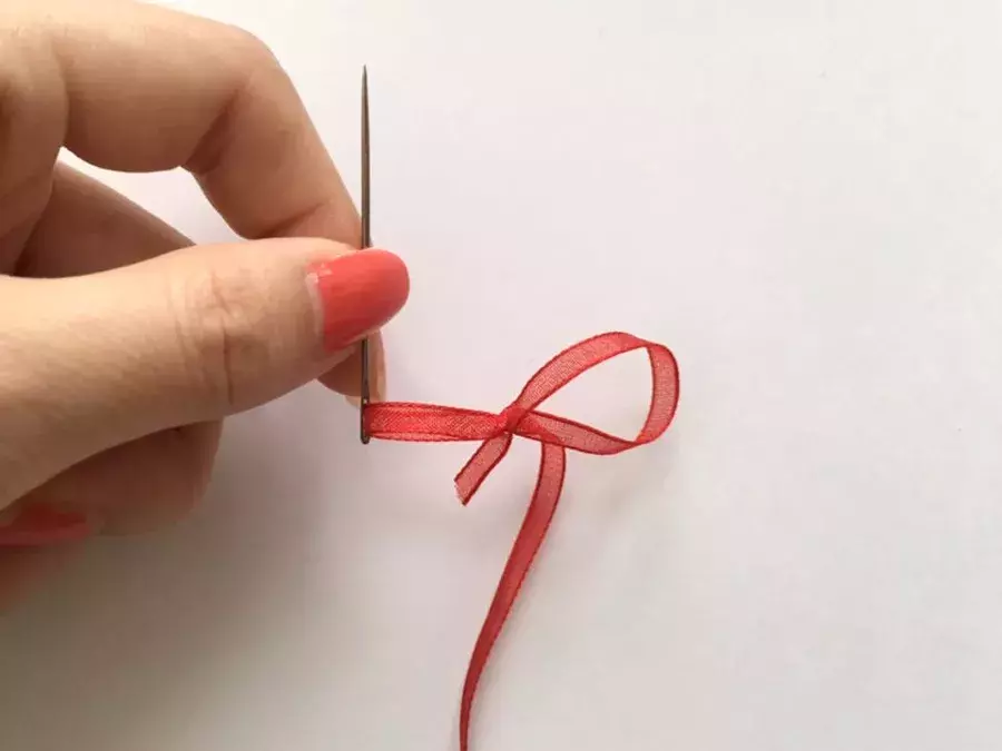 どこよりも詳しい 簡単かわいいリボン刺繍のやり方 小花編 ローリエプレス