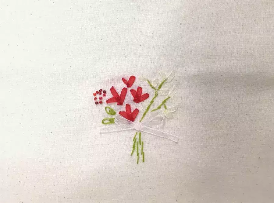 どこよりも詳しい 簡単かわいいリボン刺繍のやり方 小花編 ローリエプレス