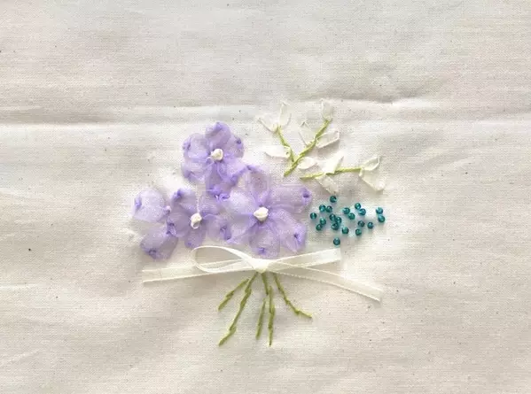 どこよりも詳しい 簡単かわいいリボン刺繍のやり方 大花編 ローリエプレス