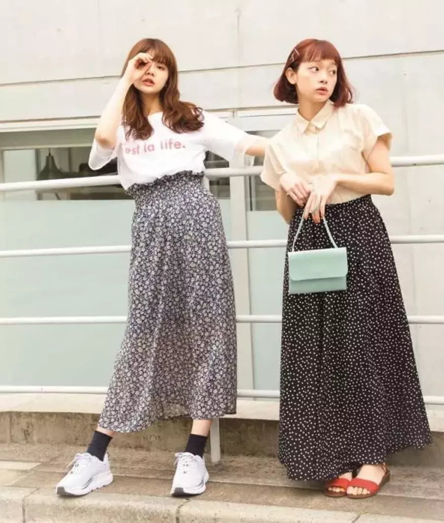 花柄マキシスカートが優秀すぎ 1点で即トレンドコーデが完成 ローリエプレス