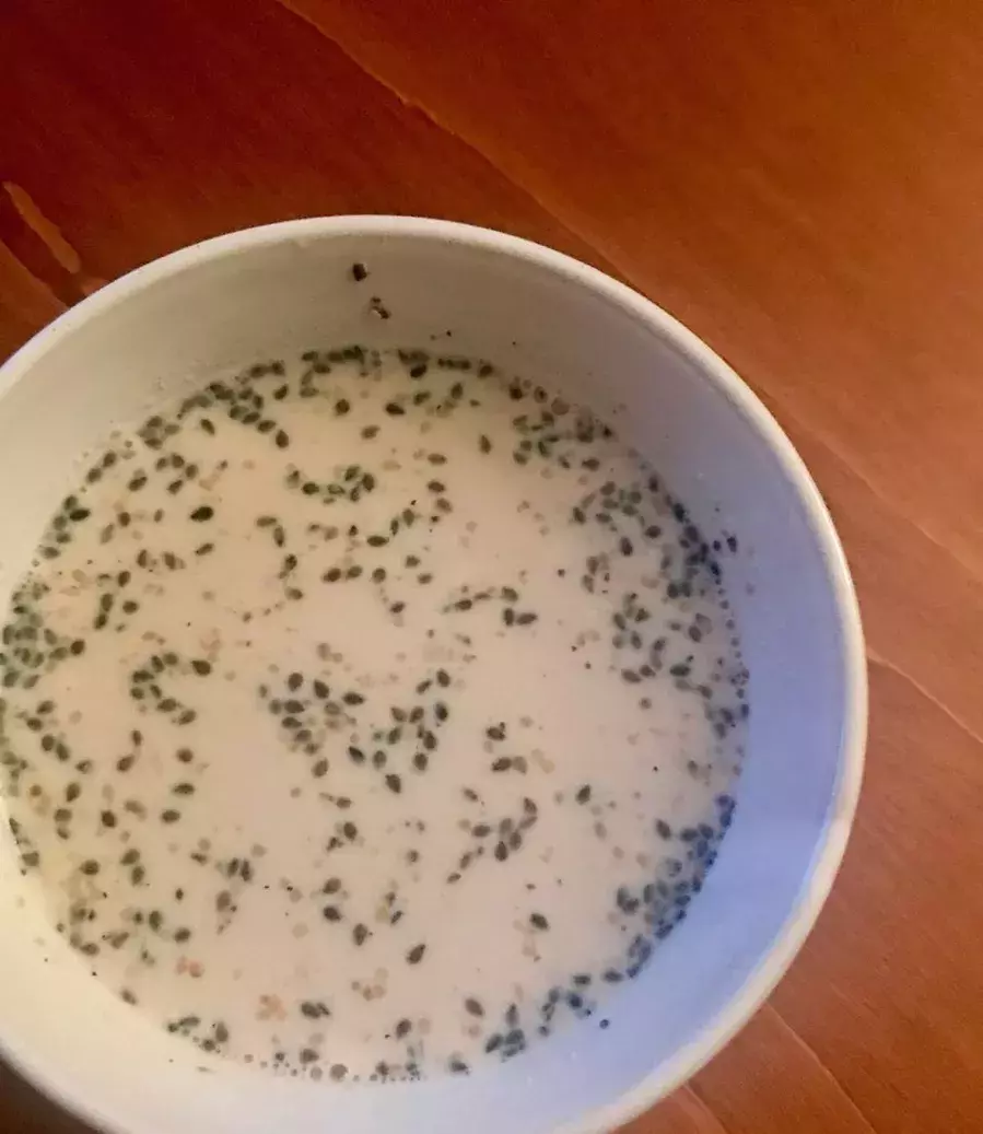 気軽に薬膳ティータイム 肌と髪に嬉しい 黒ごまとくるみのホット豆乳レシピ ローリエプレス