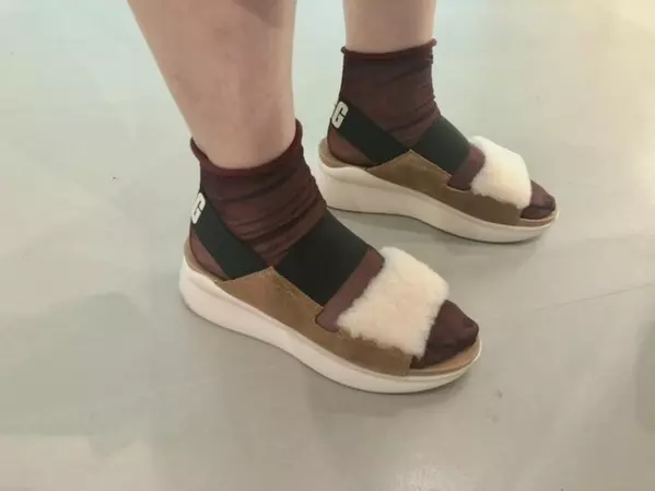 Ugg ファーのスニーカーサンダルが可愛いって話題 ローリエプレス