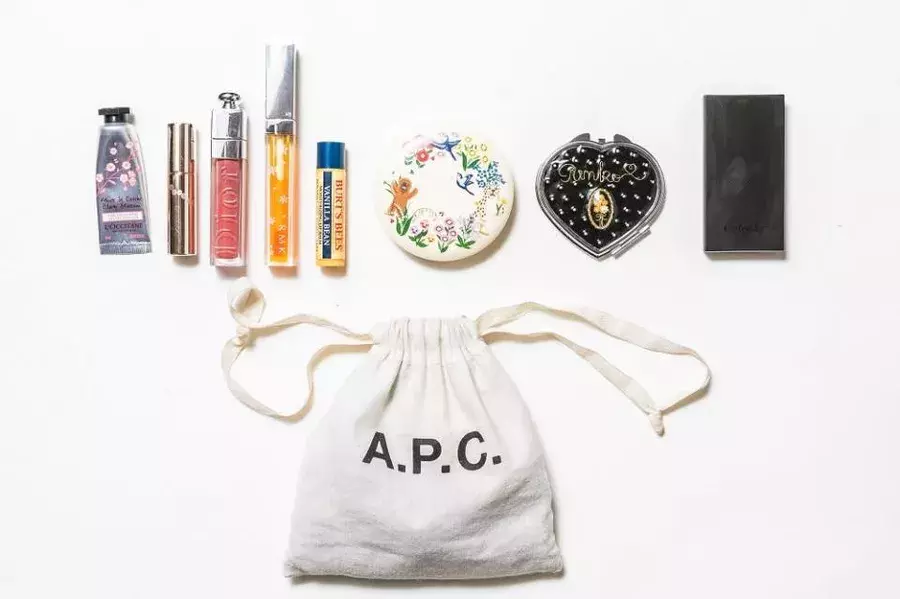 化粧ポーチの中身 メイク上手なモデルちゃんは何を持ち歩く ローリエプレス