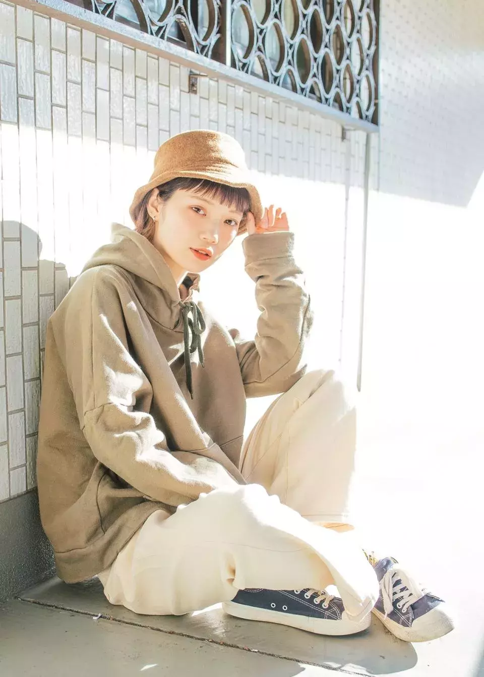 明日のコーデ 紐のリボン結びで即おしゃれ パーカーコーデがゆる可愛い ローリエプレス