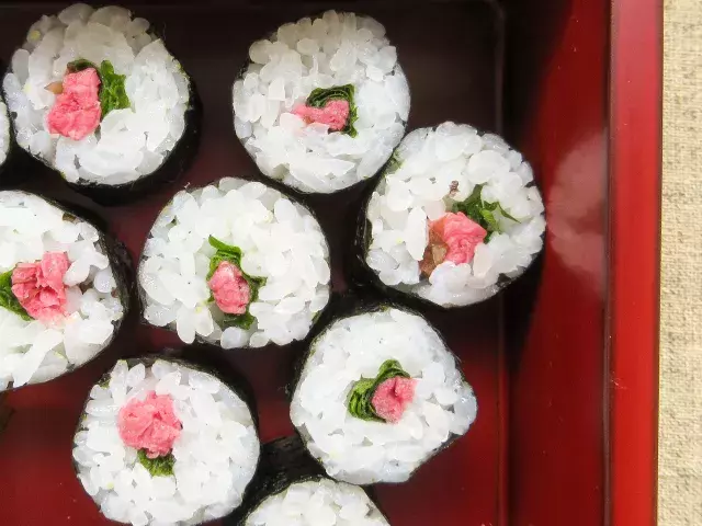 お弁当まで桜満開 お花見にぴったり 春の気分いっぱいの2種の桜おにぎり ローリエプレス お弁当まで桜満開 お花見にぴったり 春の気分いっぱいの2種の桜おにぎり ローリエプレス