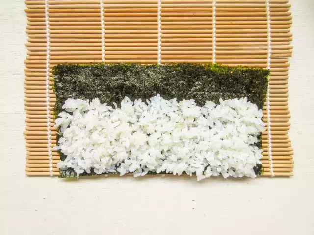 お弁当まで桜満開 お花見にぴったり 春の気分いっぱいの2種の桜おにぎり ローリエプレス お弁当まで桜満開 お花見にぴったり 春の気分いっぱいの2種の桜おにぎり ローリエプレス