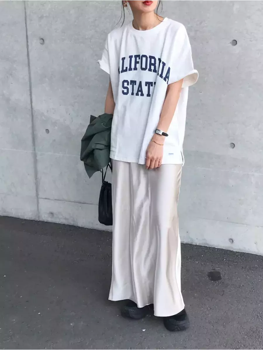 定番 Tシャツコーデ を今っぽくアップデート マネして垢抜け おしゃれな人の着こなし術 ローリエプレス