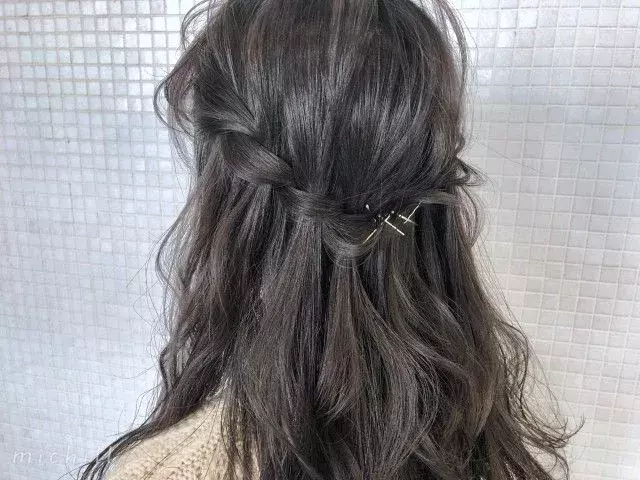 ピンはあえて魅せつける 不器用さんもokの 見せピン で作るハーフアップ ローリエプレス