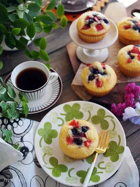 ホワイトデーにも 混ぜて焼くだけでできるベリーマフィンの簡単レシピ ローリエプレス