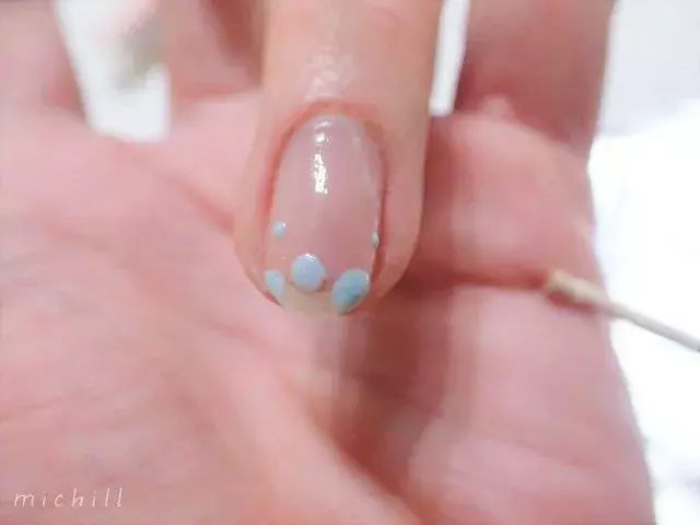 春カラーにゴールドがおしゃれ 簡単なセルフドットフレンチネイル講座 ローリエプレス