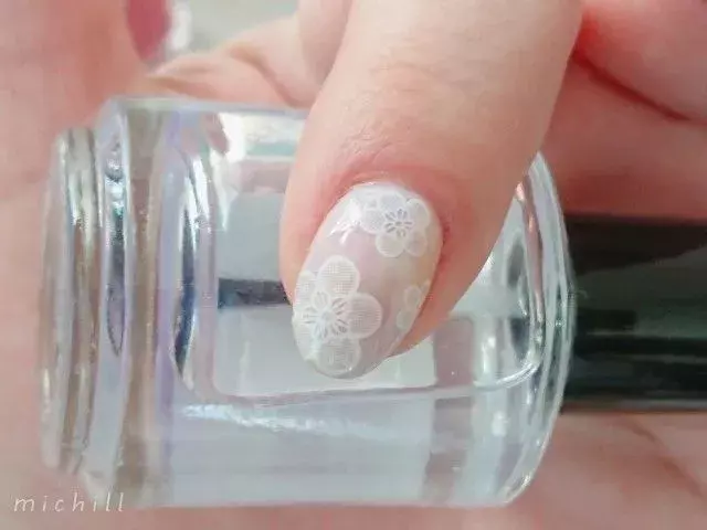 春カラーのシンプルフラワーネイルは さっと塗るだけで凝ってる風 ローリエプレス