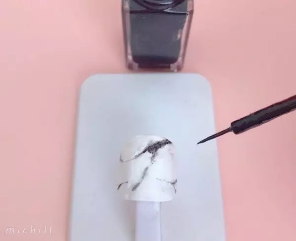 白 黒の大理石フットネイルでサンダルから見える爪先のおしゃれ度