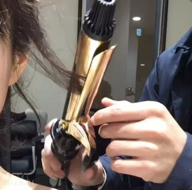 おくれ毛がモテのポイント 美容師が教える 巻くだけでできる簡単ヘアアレンジ ローリエプレス